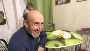 УКУСНЕНЬКО - Люське понравилась хурма! Кошечка Милашка ДАЁТ Люське ОТПОР!