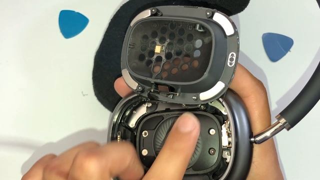 Airpods Max- RATTLING Noise Fix [TEARDOWN] смотреть онлайн
