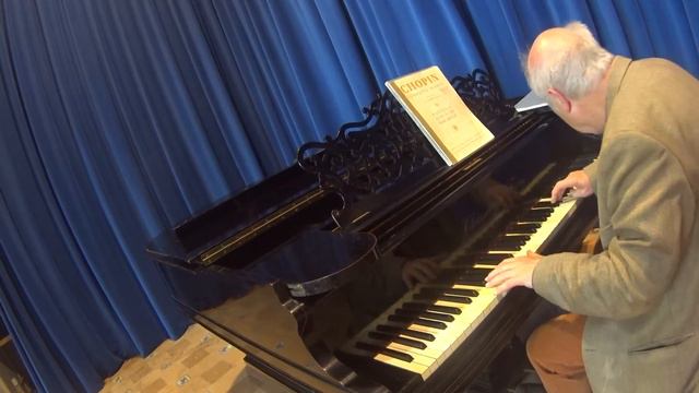 Michael Leslie playing the piano смотреть онлайн