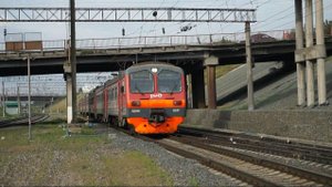 Электропоезд ЭД9М-0247 по нечётному пути.