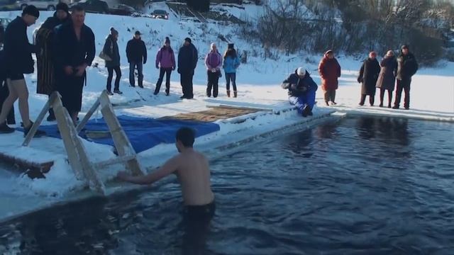 КУПАНИЕ В ПРОРУБИ НА КАТОЛИЧЕСКОЕ КРЕЩЕНИЕ