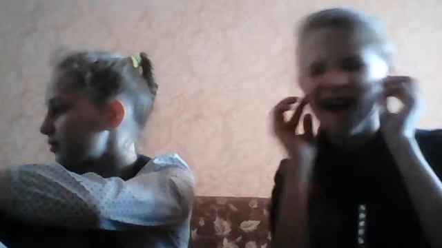 Угадывает слова в наушниках смотреть онлайн