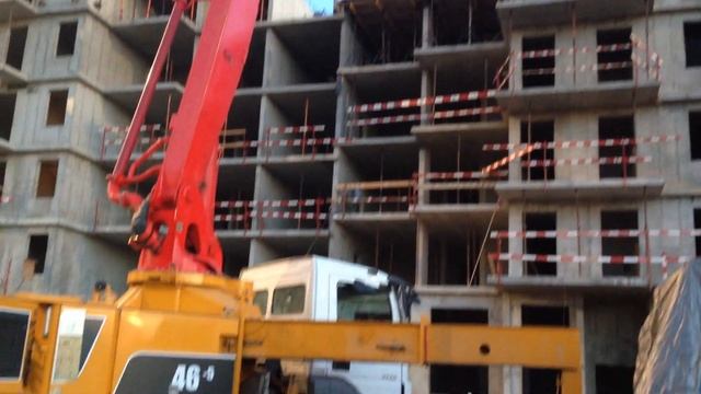 Подача бетона автобетононасосом на высоту.Бетонирование перекрытия. смотреть онлайн