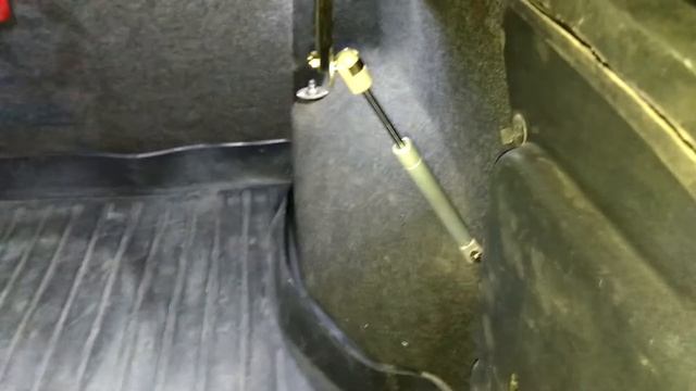 Падает крышка багажника в нексиях