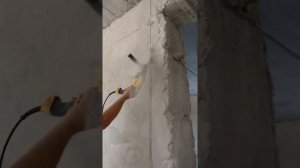 Выбиваем штробы.