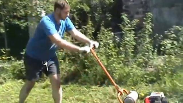 Первый покос травы на даче
