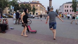 Танцы босиком! Кто круче танцует, мама или дочь? Зацените!!!