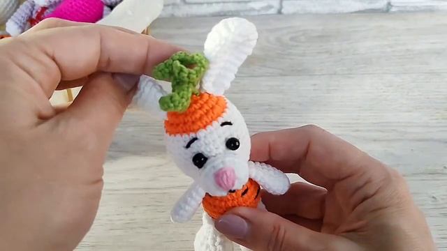 Вязаные брелочки. Маленькие игрушки крючком - обзор. смотреть онлайн