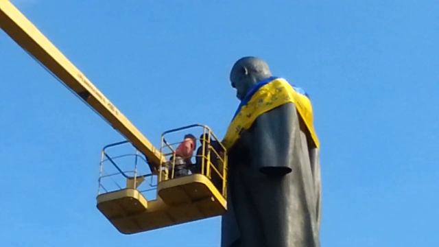 Памятник Шевченко одевают в флаг 19.07.2014