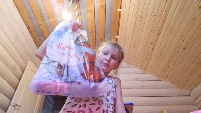 Распаковка новогодних подарков смотреть онлайн