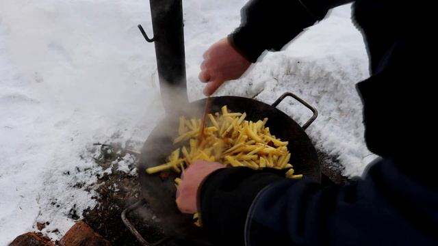 Жареная картошка с салом по деревенски на Костре в сковороде Садж