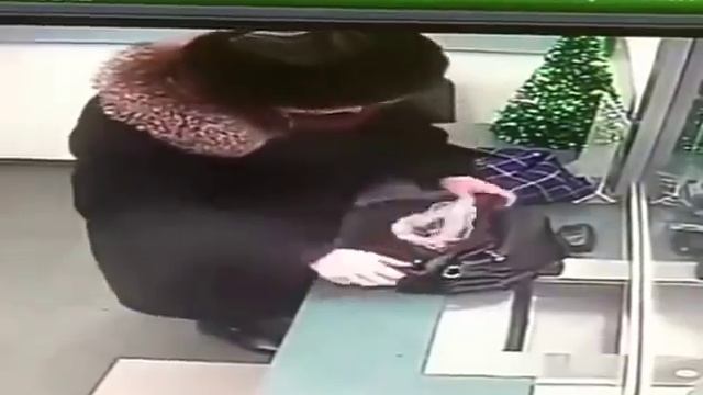 Бабка ворует новогоднюю ёлку в кассе банка смотреть онлайн