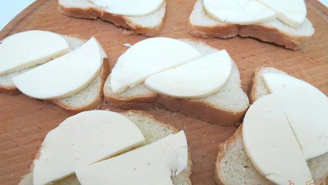 Горячие бутерброды с моцареллой колбасой и помидорами