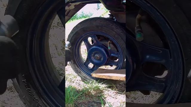 Как открутить гайку заднего колеса на скутере. смотреть онлайн