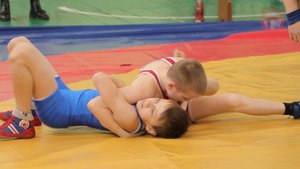 Юные борцы сошлись в олимпийском виде спорта - греко-римской борьбе