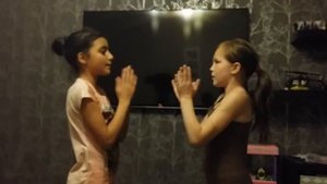 Дети бегали по школе,тик-так(игры для рук).