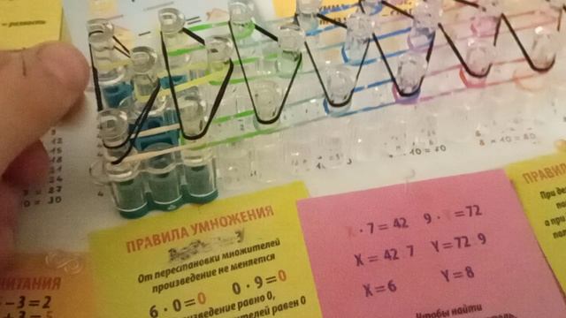Способ как связать тройной браслет из резинок на станке.