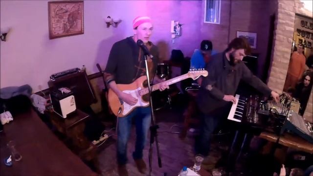 "Мы спрятались в теплых постелях" в Олд Таун Бар смотреть онлайн