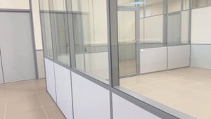 Кабинет из алюминиевой системы перегородок