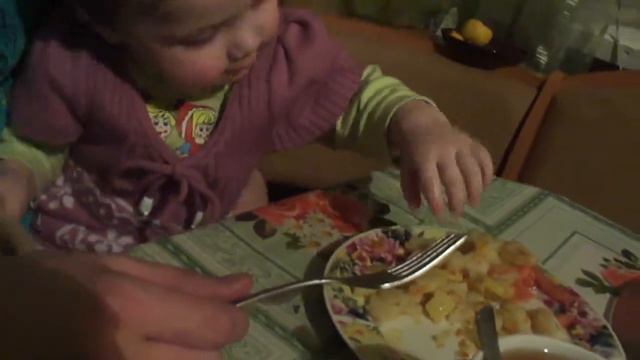 Что умеет ребёнок в 1год. Эх! Картошечка жареная!(папа и дочь- кто кого переест!) смотреть онлайн