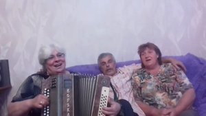 На горе колхоз -исп.Галина гармонист(самоучка)Владимир и сватья Нина