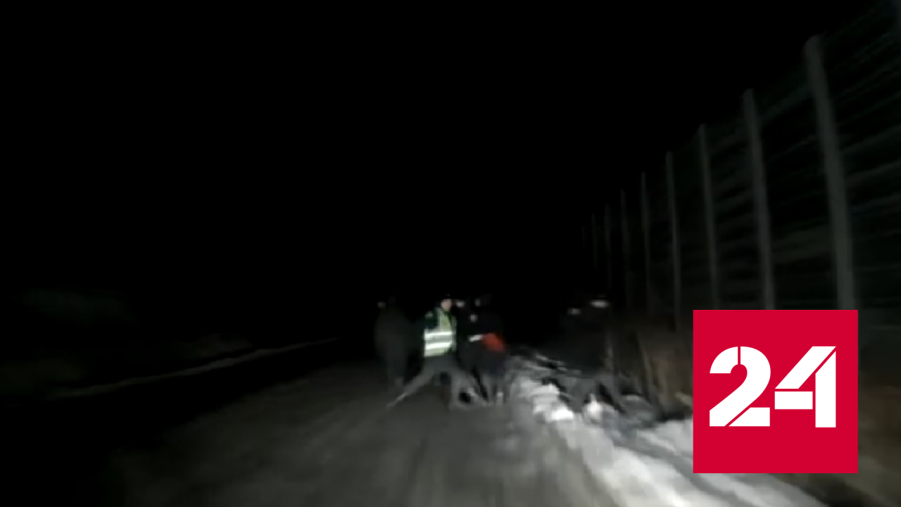 Легковушка врезалась в группу военных на Камчатке - Россия 24