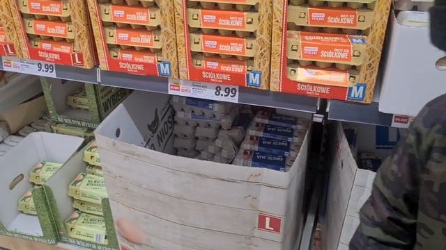 Наша жизнь в Польше, идём за продуктами. Пробуем горячие мороженое, проводим опыты дома