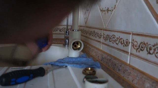 Замена картриджа в кухонном смесителе