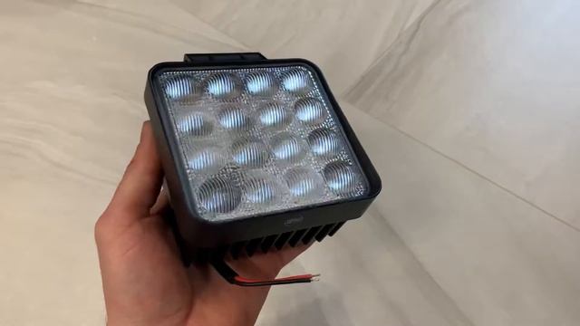 Светодиодная фара квадратная KS-WSQ016F-LENS OFF-ROAD, 16 диодов 48W ЛИНЗА, свет рассеиваемый 12-24 смотреть онлайн