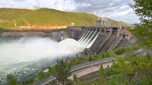 Красноярская гэс, сброс воды.