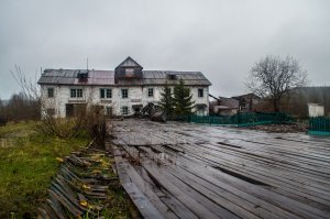 ЗАБРОШЕННАЯ колония в поселке ВИЖАЙ. Еще недавно здесь жили люди. Поселок ВАЛАЙ. Ночевка в бараке