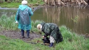 БАБУШКИ РЫБАЧКИ поймают рыбу даже в ручье (полная версия)