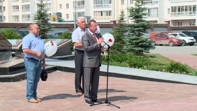 Памяти павших. Яблоневую аллею заложили в областном суде смотреть онлайн