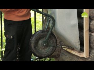 Крепление для хранения садовой тачки