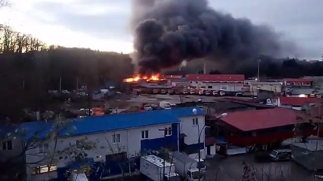 В Сочи горит авторынок 28.12.18 смотреть онлайн