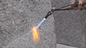 Обработка гранита газовой горелкой 1