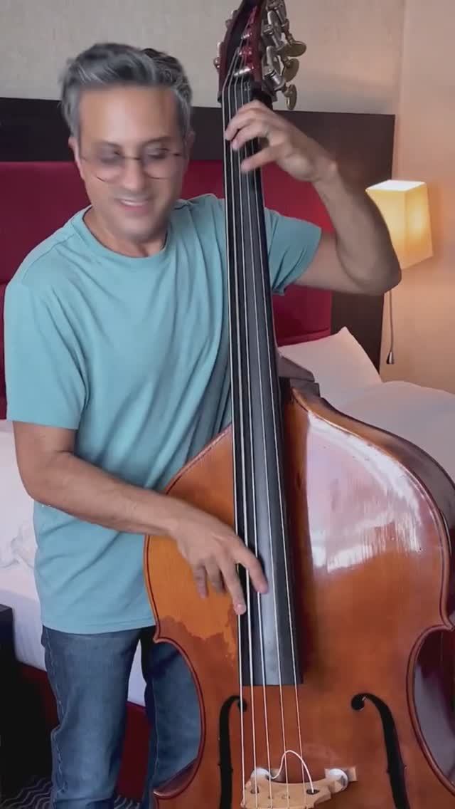 Крутая , быстрая игра пиццикато на контрабасе! смотреть онлайн