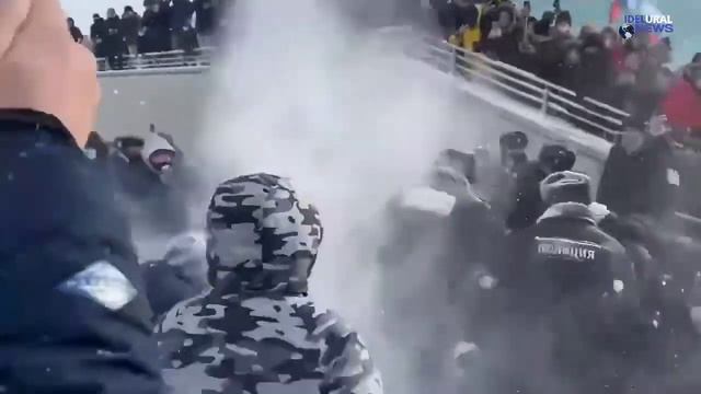 В УФЕ ПОЛИЦИЮ ЗАКИДАЛИ СНЕГОМ С КРИКОМ ПОЗОР.