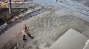 В Челябинске мужик на самокате чуть не убил бабушку.