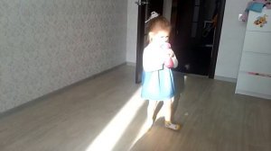 Ребенок в 2 года поет песню, которую сочинила сама!)