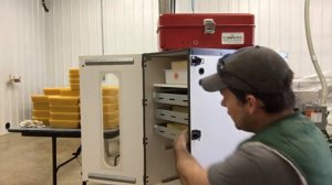 Иан Степплер: оборудование для перевозки и инкубации маточников на промышленной пасеке (Канада)