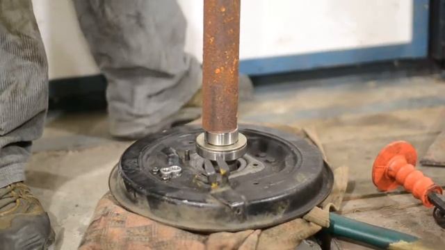 Запрессовка втулки заднего полуосевого подшипника Suzuki Samurai смотреть онлайн