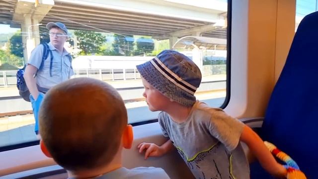 Ласточки и другие поезда по дороге в горы / Грузовые и восстановительные поезда смотреть онлайн