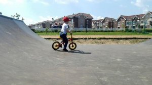 Малыш круто катается на беговеле