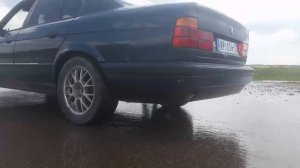 BMW E34 M50B20 - donuts, exhaust sound, wet burnout