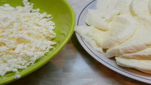Дрожжевой пирог с моцареллой и брынзой