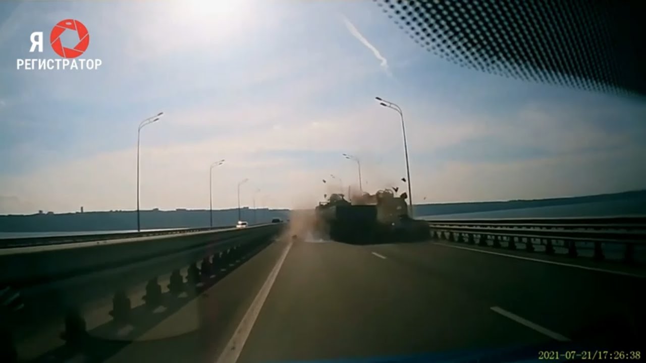 Момент смертельного ДТП на Президентском мосту в Ульяновске