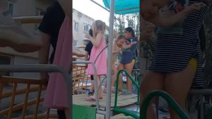 На улице Дети играют