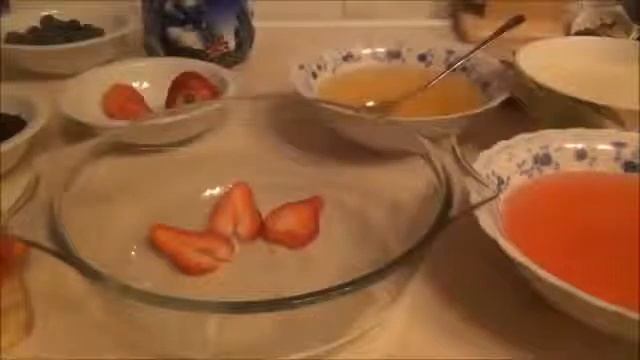Десерт  Желе трехслойное с ягодами