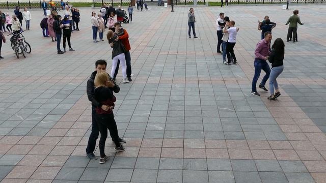 Бачата, трек: Escapate Conmigo